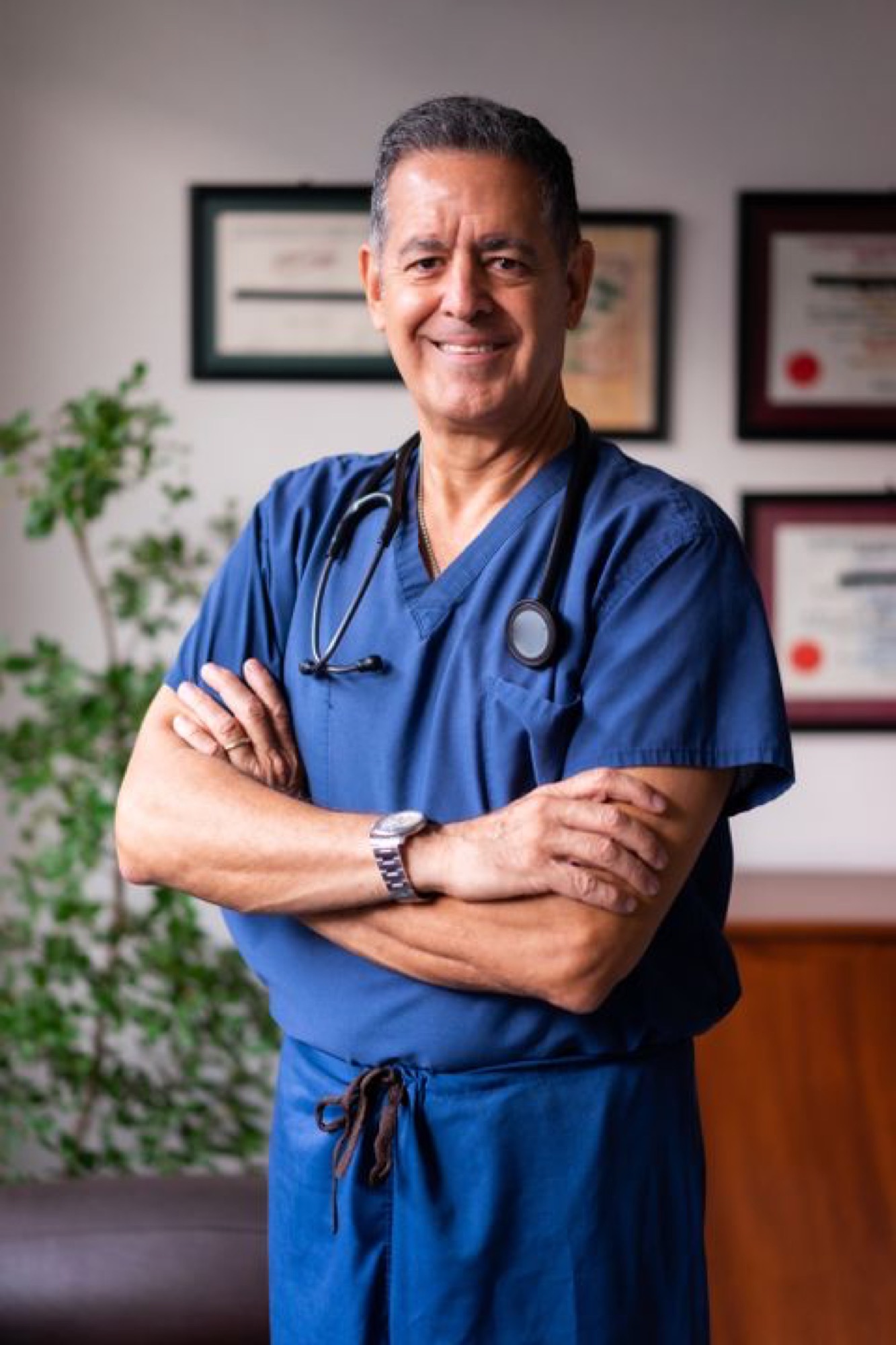 Medico esperto sorridente nel suo studio